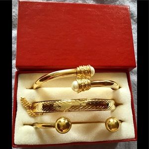 WOMEN’S BRACELETS IN BOX OF THREE